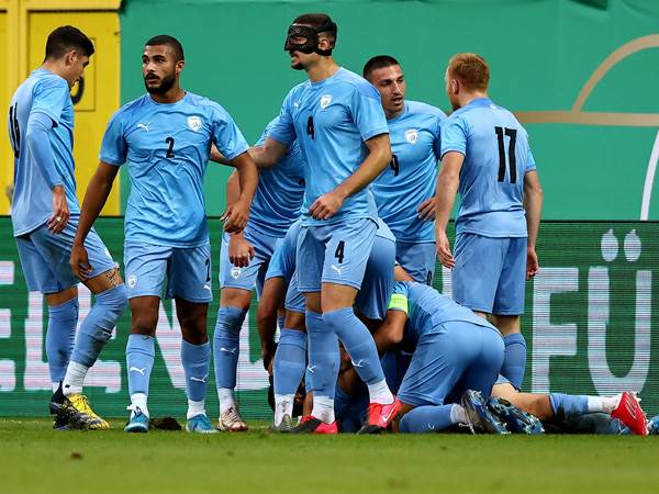 ליידנר והחברים חוגגים את היתרון המוקדם (Getty)