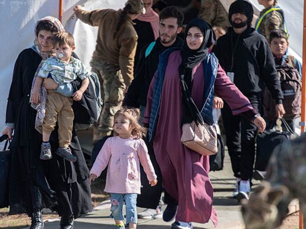 פליטים עוזבים את אפגניסטן. למצולמים אין קשר לכתבה (getty)