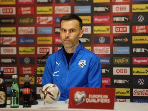 ביברס נאתכו במסיבת העיתונאים. יודע שהנבחרת זקוקה לנס