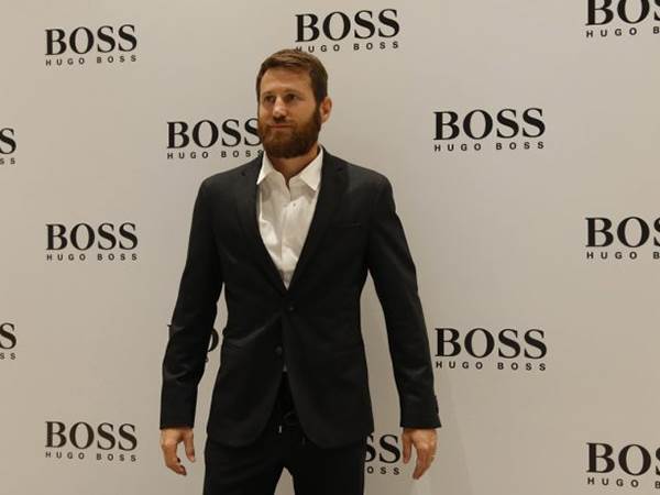 הקפטן עם החליפה החדשה (האתר הרשמי של מכבי ת"א)