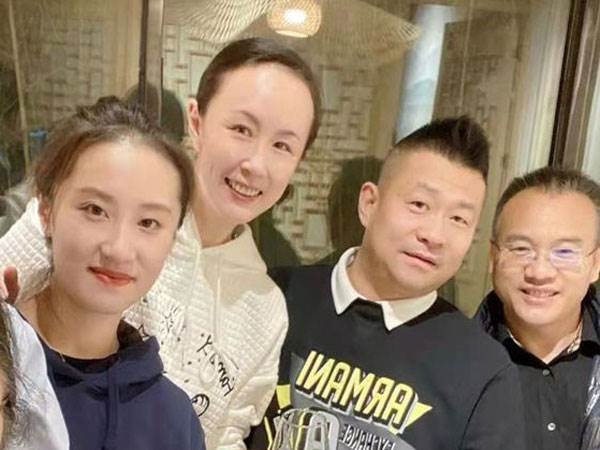 פנג שוואי (השנייה משמאל). סיטואציה מורכבת (צילום מסך מטוויטר)