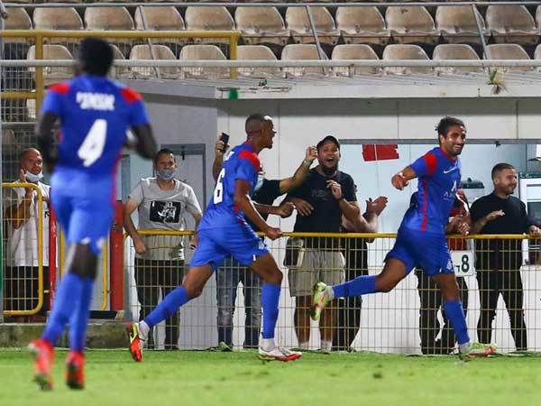 סייף חוגג מול ה"יציע" באשדוד (לירון מולדובן)