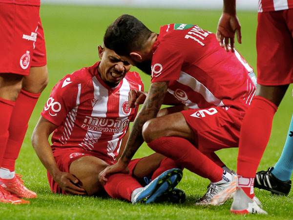 פארליי רוסה מקבל טיפול. רגע ששינה את המשחק (אלן שיבר)