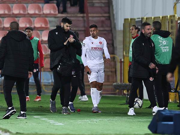 "הזוי". ביטון יורד מהדשא בדקה ה-11 (לירון מולדובן)