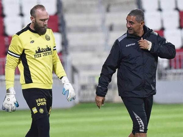 לצד עופר בסון (האתר של מכבי נתניה)