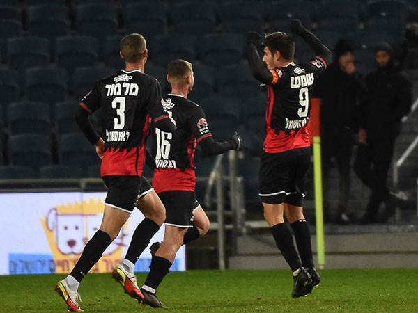 שמש. דומיננטי בחדר ההלבשה (ברני ארדוב)