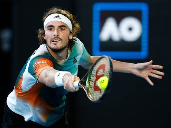 לאחר מאבק עיקש, ציציפאס בשמינית (GETTY)