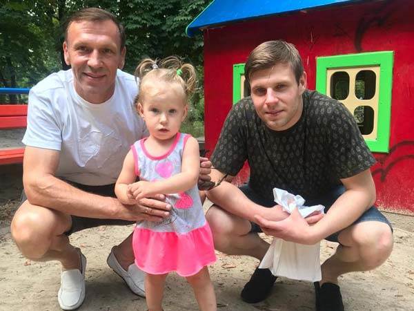 מורוז ומשפחתו. "לא יודעים מה יקרה בעוד שעה" (אלבום פרטי)