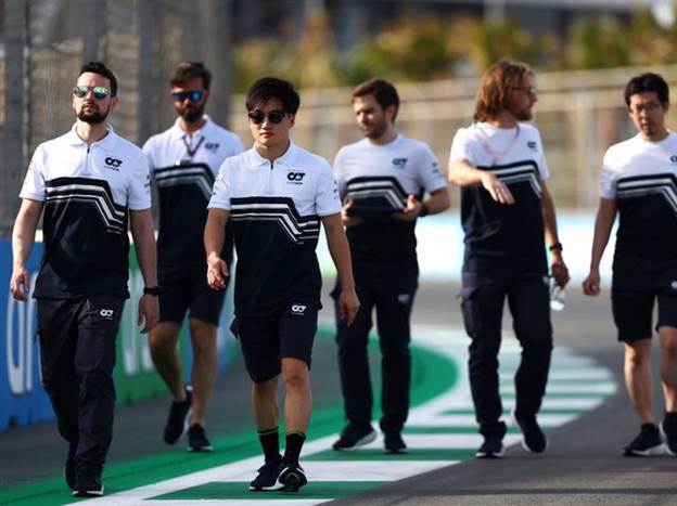 סיבוב רגלי על המסלול עם יוקי טסונודה מאלפא טאורי