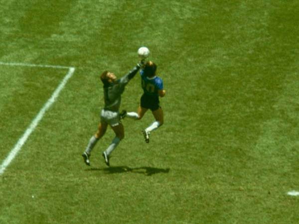 שווה מיליונים. החולצה של מראדונה (getty)