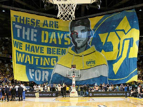 הייתה תפאורה אדירה בהיכל (אלן שיבר)