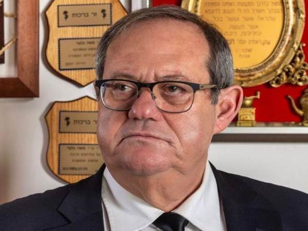 עורך הדין משה גלעד (ארז חיים)