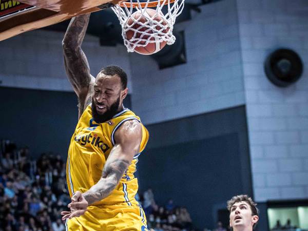 חוזר לסגל. וויליאמס (עודד קרני)