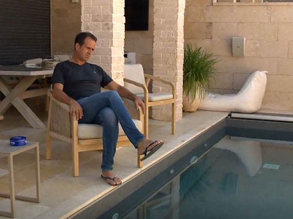 חיכה לרגע הנכון לדבר, לוי