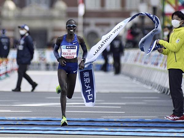 צ'מטאי סלפטר חוצה את קו הסיום  (Photo by David Mareuil/Anadolu Agency via Getty Images)