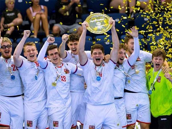 הרבה כישרון. נבחרת העתודה של צ'כיה (צילום: EHF)