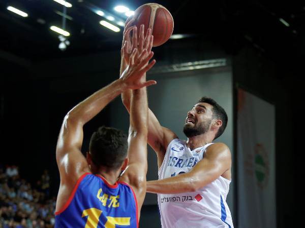 מנקו בחדירה לסל (אלן שיבר)