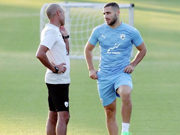 מתחרה על מקום בחוד עם בריבו. וייסמן (אלן שיבר)