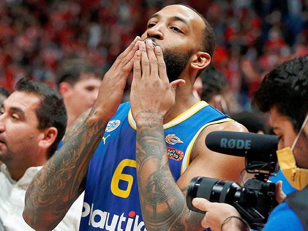 נזכר באהבה מהאוהדים הצהובים. וויליאמס (אלן שיבר)