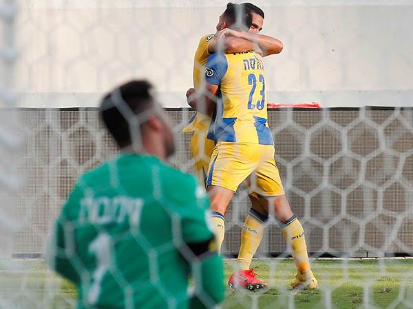 הצהובים חוגגים את שערו של גולסה (אלן שיבר)