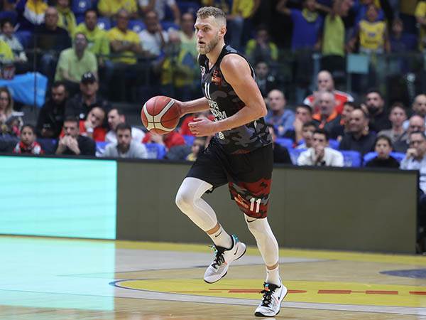 ממחיש את הסיפור של י-ם. סנדר ונה (דני מרון)