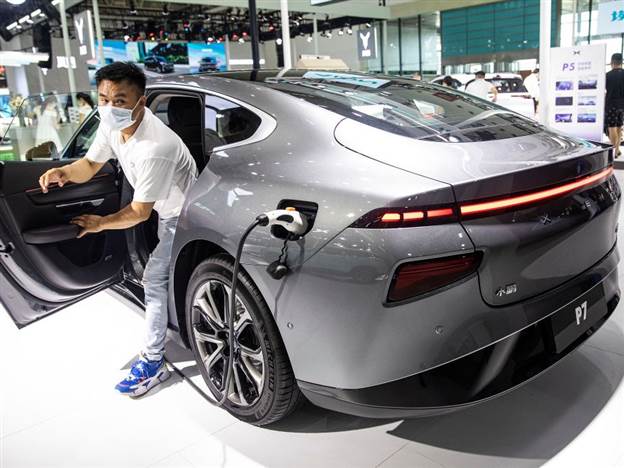 מכונית חשמלית מסוג  Xiaopeng P7 שהוצגה בתערוכת הרכב בסין ביולי האחרון (צילום: Getty)