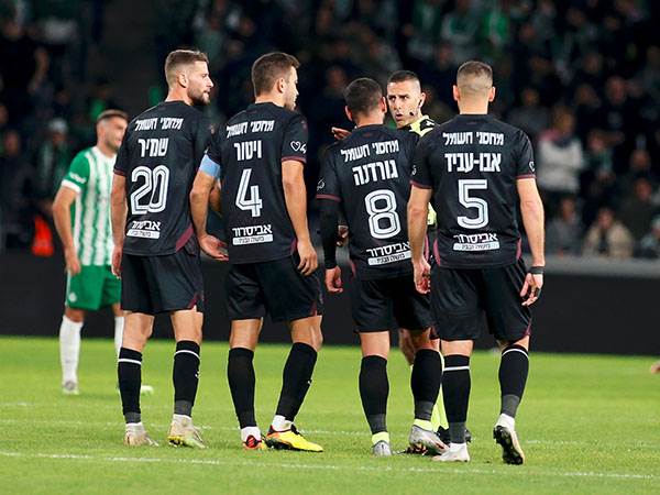 "יצאנו פראיירים". שחקני ב"ש אחרי המשחק (צילום: אלן שיבר)