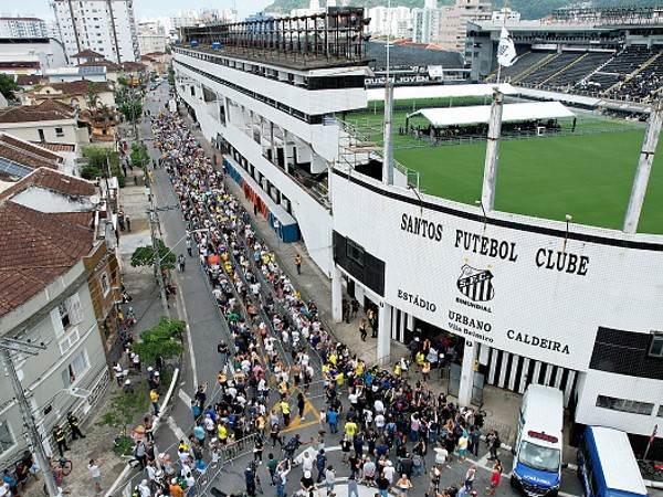 תורים ארוכים בחוץ (Getty)