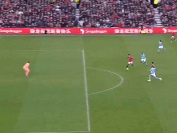 ראשפורד "מלווה" את הכדור אך לא נוגע בו