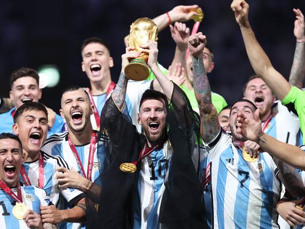 מסי. רצה שמראדונה יגיע לו את הגביע ( Julian Finney/Getty Images)