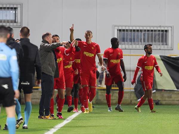 ונתן את האות לחגיגות האדומות (לירון מולדובן)