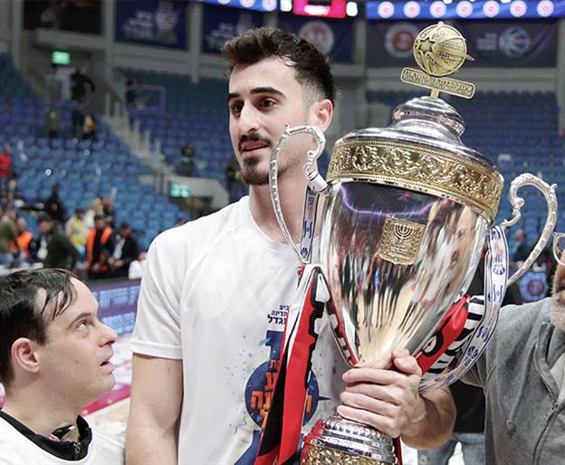 חלק משמעותי בגביע. קורנליוס (אלן שיבר)