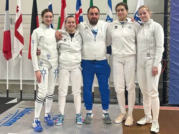 נציגות נבחרת הנערות אחרי הזכיהה (קרדיט: איגוד הסיוף)