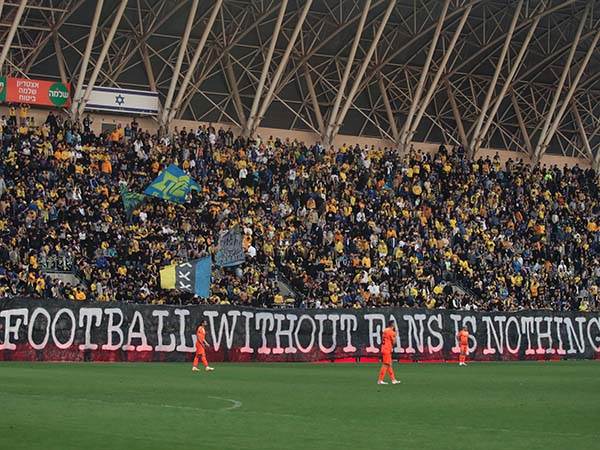 ייסעו לחיפה בשעת צהריים מוקדמת. אוהדי מכבי ת"א (צילום: אלן שיבר)