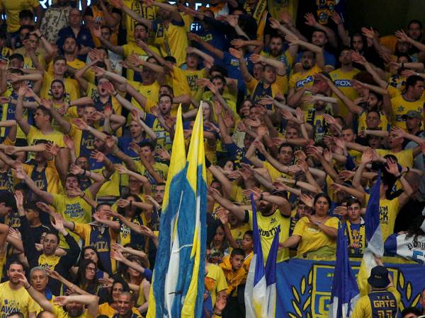 הקהל הצהוב סיפק אווירה ביתית (צילום: אלן שיבר)