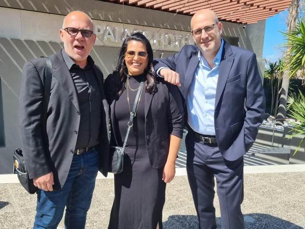 מימין לשמאל: מנכ״ל האיגוד עמית אבנר, יו״ר האיגוד רויטל גלוסקא כהן, מאמן הנבחרת דימיטריס מברוטאס (קרדיט: איגוד הכדורמים)