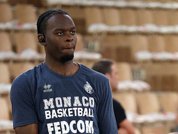 מאקונדו גם הוא על הפרקט (getty)