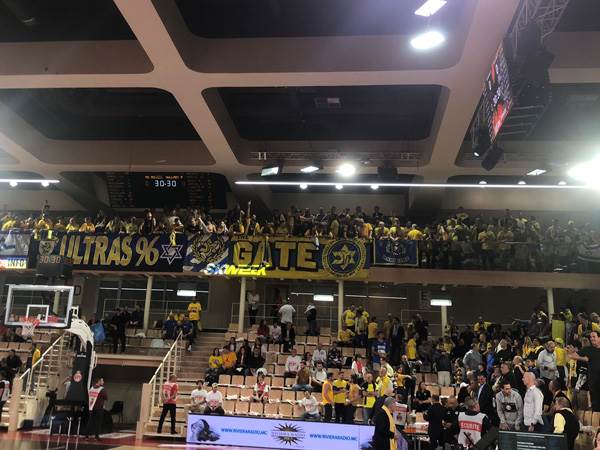 נוכחות יפה של הקהל הצהוב ביציעים