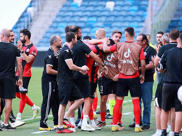 שחקני הקבוצה תמכו בו ביציאה מהמגרש (צילום: קובי אליהו)