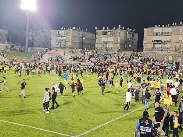 המונים נכנסו לאחר השריקה בי"א