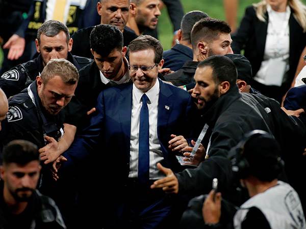 הרצוג. נאלצו למלט אותו מהמגרש (אלן שיבר)