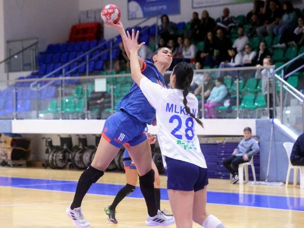 שרון אקלר במדי הארזים (הדר ואן קולא, איגוד הכדוריד)