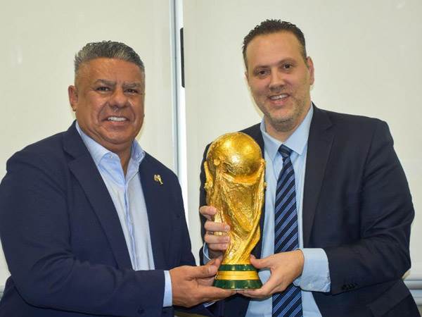 שר הספורט זוהר וטאפיה עם הגביע העולמי (תקשורת שר התרבות והספורט)