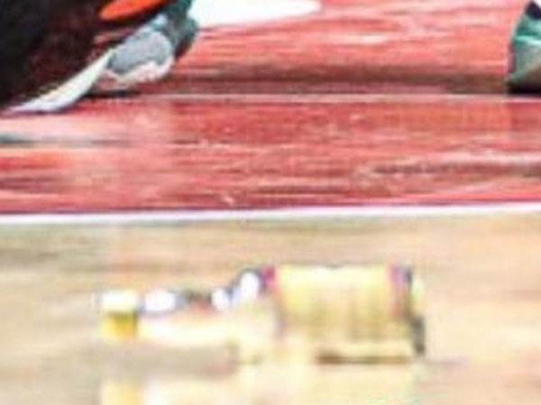 בקבוק זכוכית שתועד על הפרקט (Getty Images)