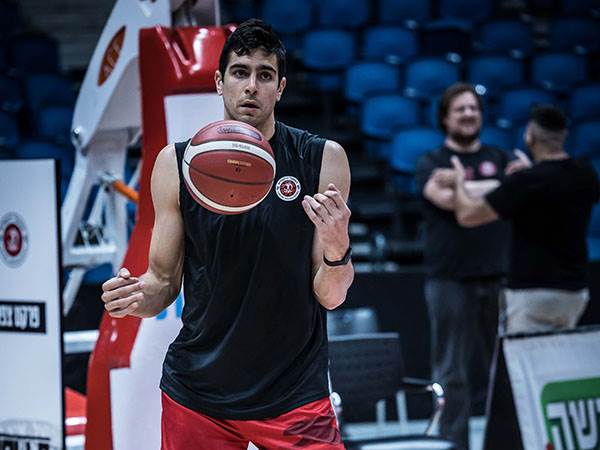 מחזיק הגביע - ללב המושבה. איתי שגב (צילום: עודד קרני)