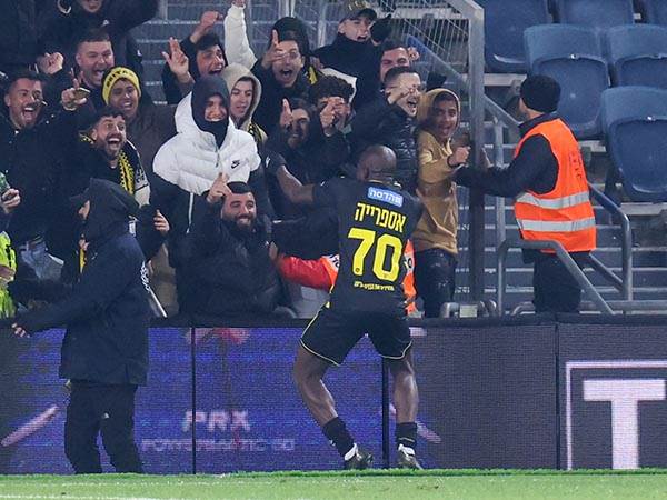 בדיוק כמו המועדון שבו שיחק. אספרייה והקהל (צילום: דני מרון)