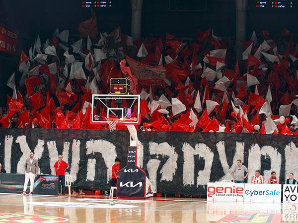 זה מתחיל באולמות. אוהדי הפועל בדרייב אין (אלן שיבר)