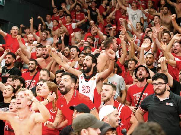 זידנברג מרגיע את הקהל (אלן שיבר)