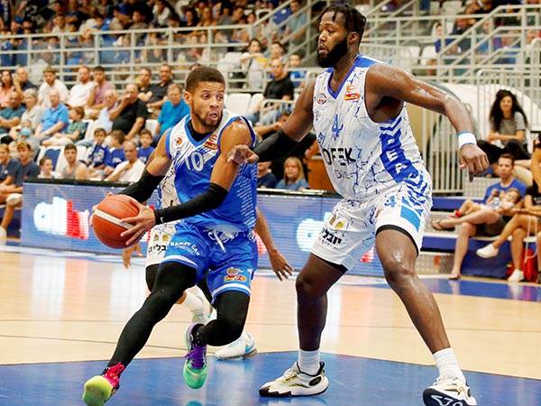 הוליך את קלעי האורחים. מקולום (אלן שיבר)