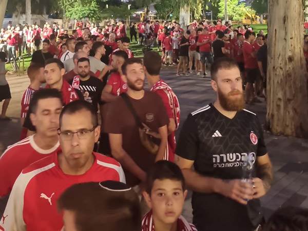 הטורים מחוץ לבלומפילד (למצולמים אין קשר לכתבה)